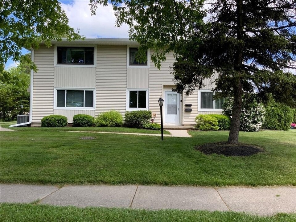 894 Eastbrooke Ln in Rochester, NY - Building Photo