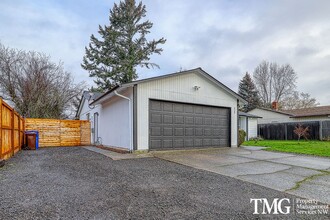 325 NE 18th St in Gresham, OR - Building Photo - Building Photo