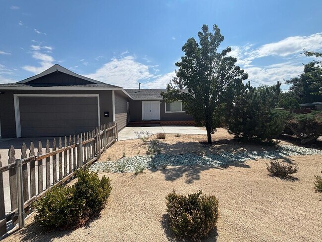 1340 Rayburn Dr in Reno, NV - Building Photo - Building Photo
