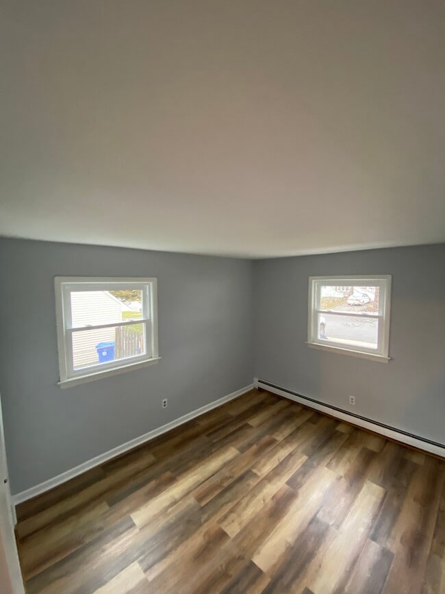 69 S Harrison Ave, Unit A in Iselin, NJ - Foto de edificio - Building Photo