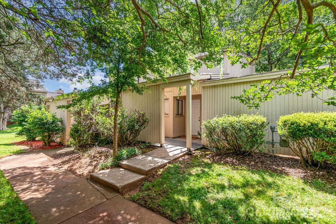 8005 Horse Chestnut Ln in Charlotte, NC - Building Photo