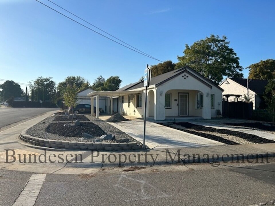 409 N Washington St in Dixon, CA - Building Photo