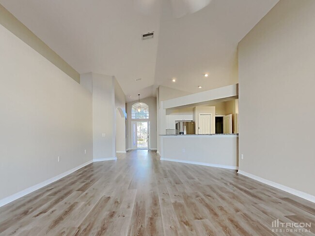 10041 Creek Bluff Dr in Riverview, FL - Building Photo - Building Photo