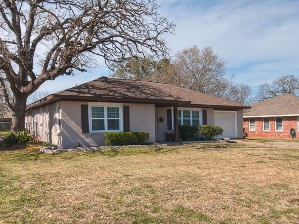 724 Lazy Ln in Bryan, TX - Building Photo