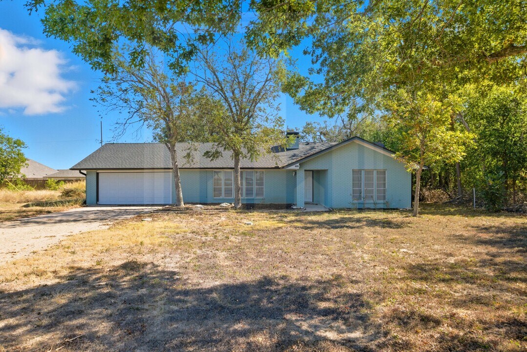 609 Carlos G Parker Blvd NW in Taylor, TX - Building Photo