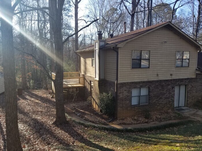 1021 Sourwood Ct in Athens, GA - Building Photo