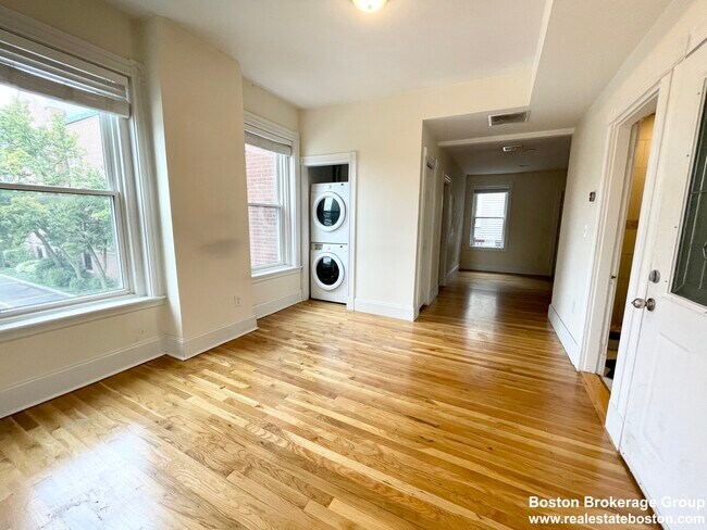 92 L St, Unit #2 in Boston, MA - Building Photo - Building Photo