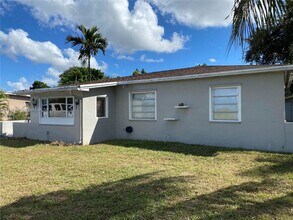 12531 E Golf Dr-Unit -1 in Miami, FL - Building Photo - Building Photo