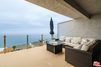 18203 Coastline Dr in Malibu, CA - Foto de edificio - Building Photo