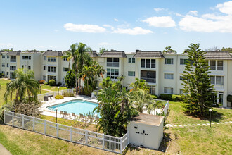 Lake Overlook Condominiums in St. Petersburg, FL - Building Photo - Building Photo