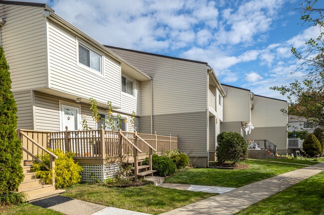 Horizon Village Condos in Staten Island, NY - Foto de edificio - Building Photo