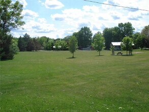 124 4th Ave in Miltona, MN - Foto de edificio - Building Photo