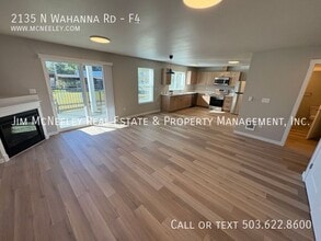 2135 N Wahanna Rd in Seaside, OR - Foto de edificio - Building Photo