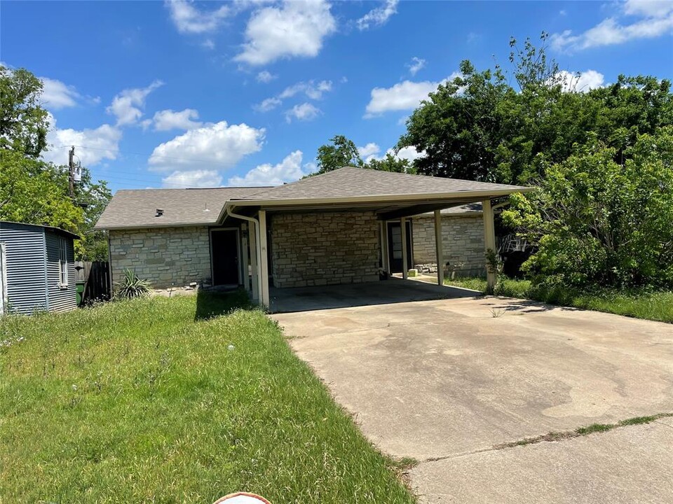 2001 Magnolia Dr in Round Rock, TX - Building Photo