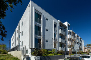 5643 Farmdale Ave in North Hollywood, CA - Foto de edificio - Building Photo