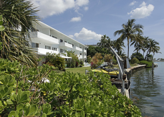 Mid Bay Club in North Miami, FL - Building Photo - Building Photo