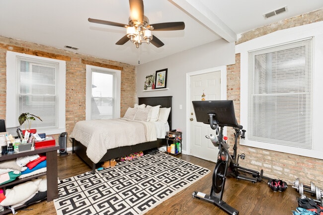 2348 W Moffat St in Chicago, IL - Building Photo - Building Photo