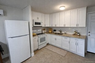 110 Jericho Tpke in Mineola, NY - Building Photo