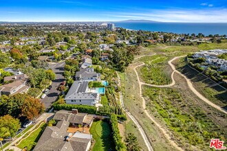 623 Alma Real Dr in Los Angeles, CA - Building Photo - Building Photo