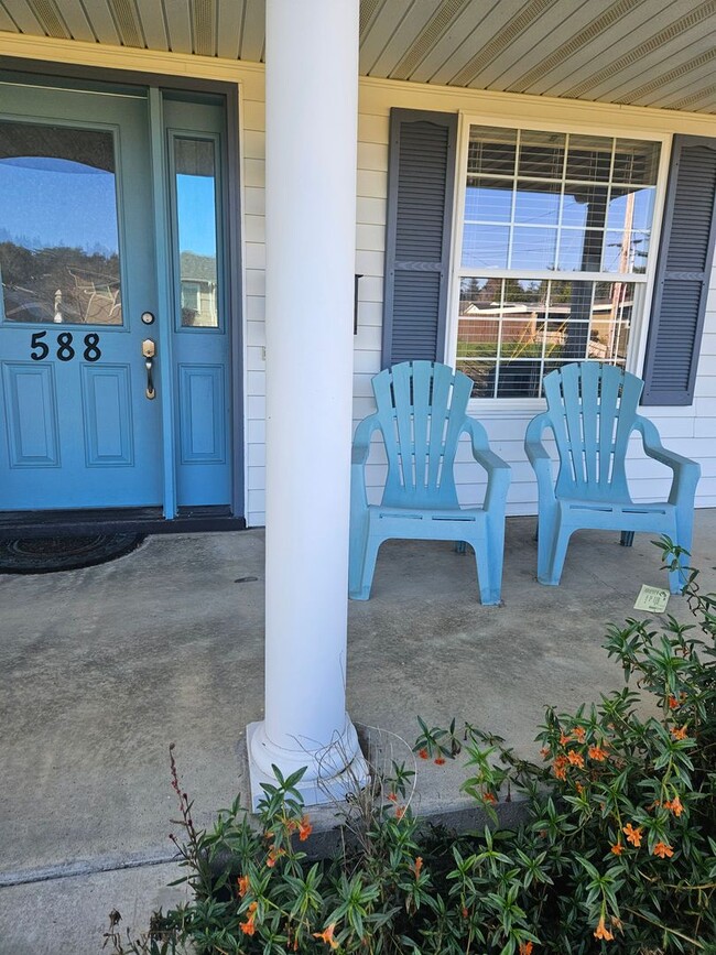 588 Madison St in Coos Bay, OR - Building Photo - Building Photo