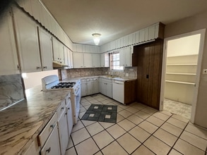 2 Creekdale Dr in Sherwood, AR - Foto de edificio - Building Photo