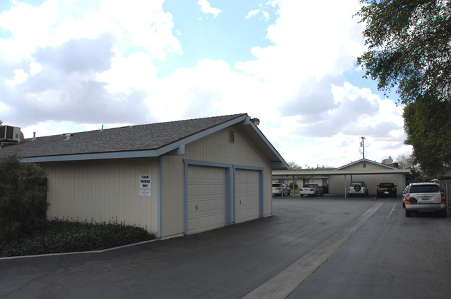 Village Lane Apartments in Kingsburg, CA - Building Photo - Building Photo