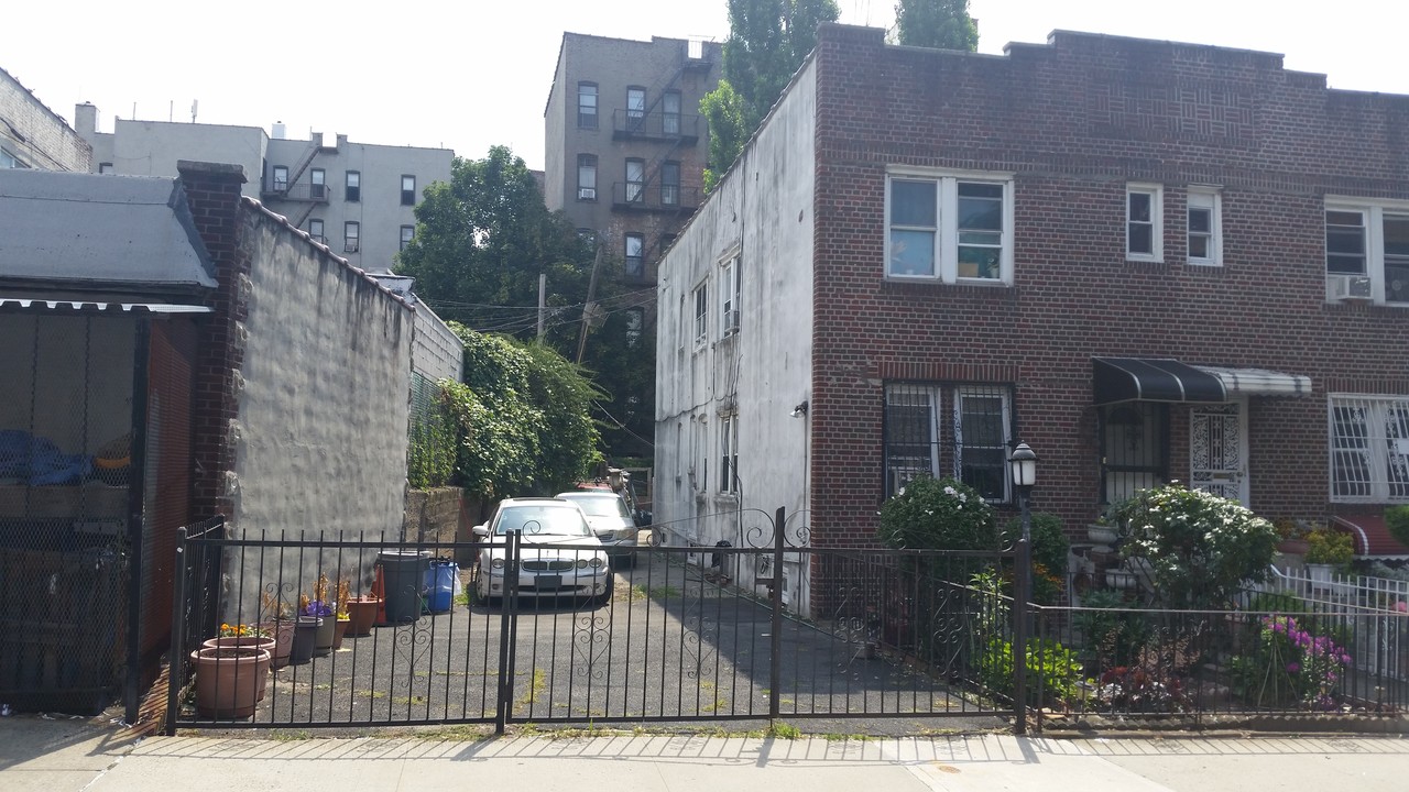 17 Lamont Ct in Brooklyn, NY - Building Photo