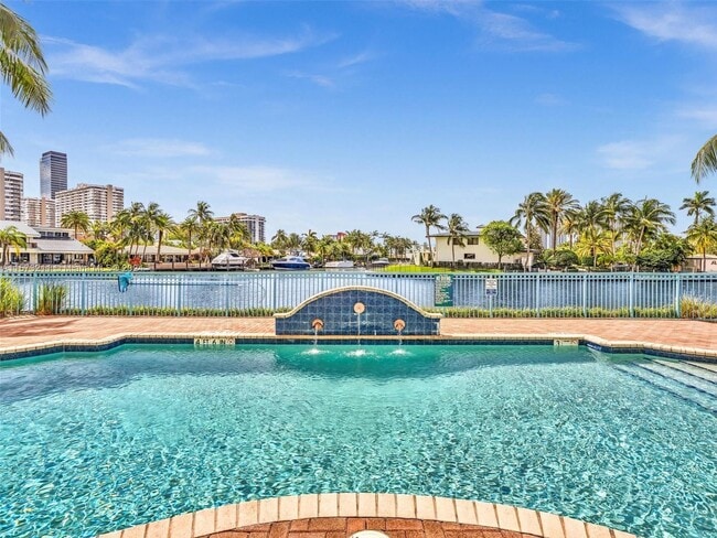 201 Golden Isles Dr, Unit 510 in Hallandale Beach, FL - Foto de edificio - Building Photo