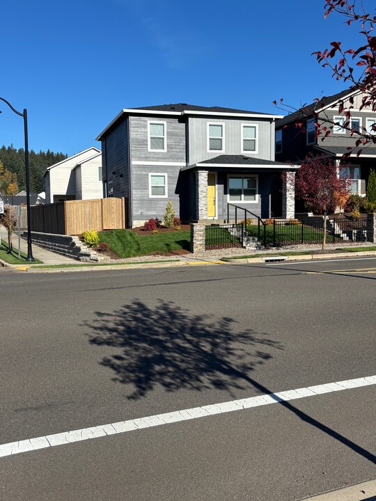 11915 SE Pleasant Valley Pky in Happy Valley, OR - Building Photo