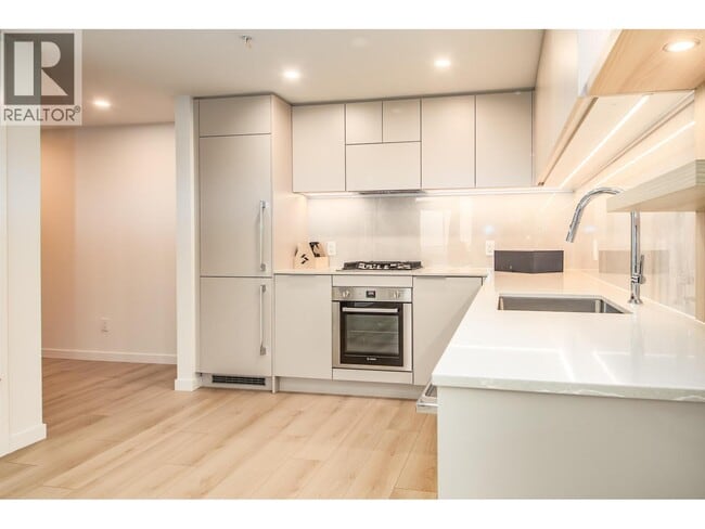 311 Alderson Ave in Coquitlam, BC - Building Photo - Building Photo