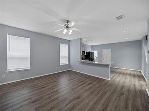 907 Jamie Dr in Grand Prairie, TX - Foto de edificio - Building Photo