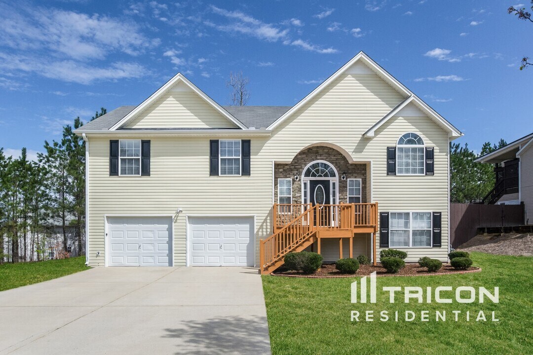 8445 Brook Lake Ln in Douglasville, GA - Building Photo