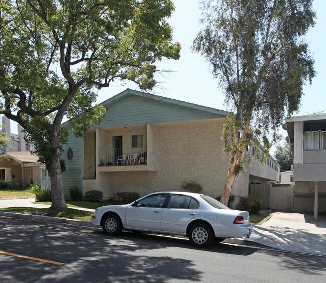 468 E Providencia Ave in Burbank, CA - Foto de edificio - Building Photo