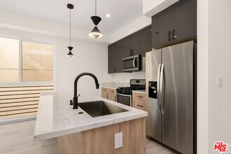 15328 Weddington St in Los Angeles, CA - Building Photo - Building Photo