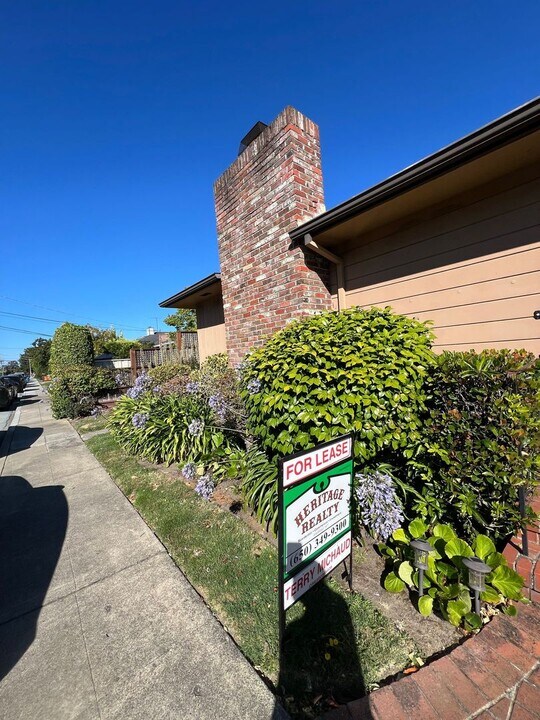 139-141 Hobart Ave in San Mateo, CA - Building Photo