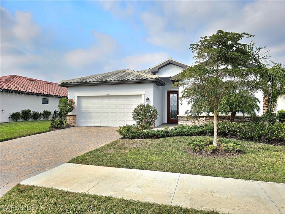 11528 Shady Palm Wy in Ft. Myers, FL - Building Photo