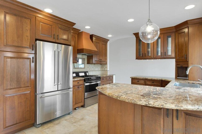 2460 Oakridge Cove in Del Mar, CA - Building Photo - Building Photo