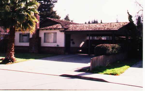 121 Kittoe Dr in Mountain View, CA - Foto de edificio