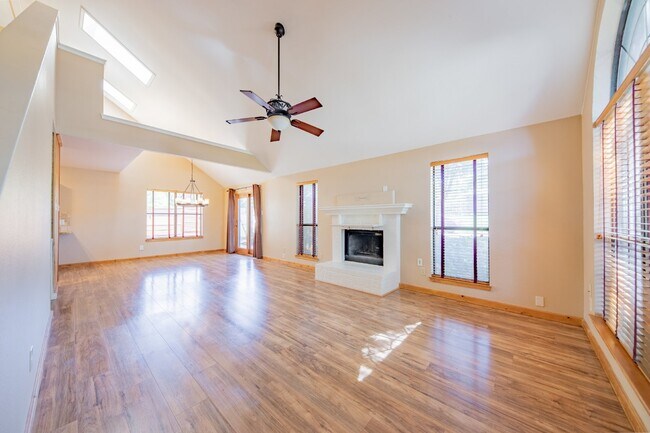 471 Caviness Dr in Grapevine, TX - Foto de edificio - Building Photo