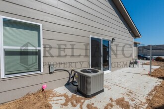 5121 N Cypress St in Bel Aire, KS - Building Photo - Building Photo