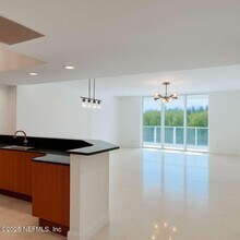 14951 Royal Oaks Ln in North Miami Beach, FL - Building Photo - Building Photo