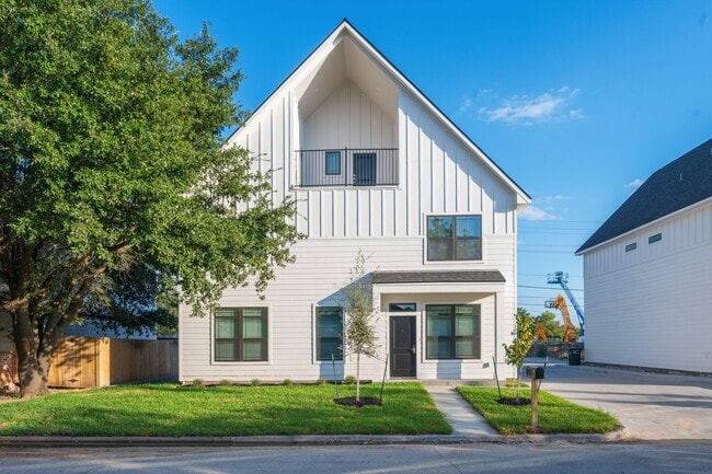 Brand New 6 Bed, 6.5 Bath, 3 Story Townhomes w/ Bonus Room & Balcony! in College Station, TX - Building Photo - Building Photo