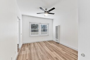 526 Magnolia Ave, Unit 08 in Long Beach, CA - Building Photo