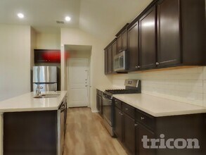 2428 Dolostone Dr in Aubrey, TX - Foto de edificio - Building Photo