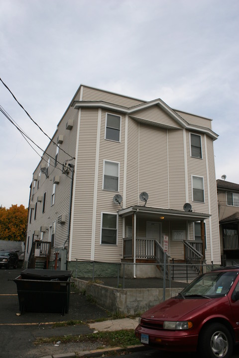 39 Sherman St in Stamford, CT - Building Photo