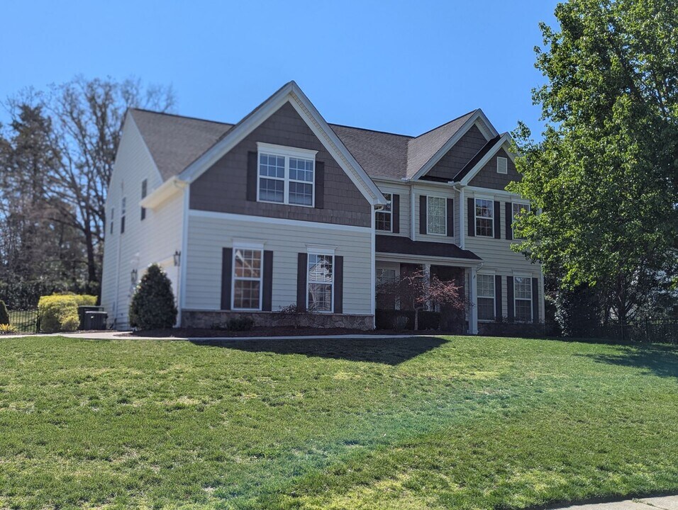 7894 Woodmere Dr in Harrisburg, NC - Building Photo