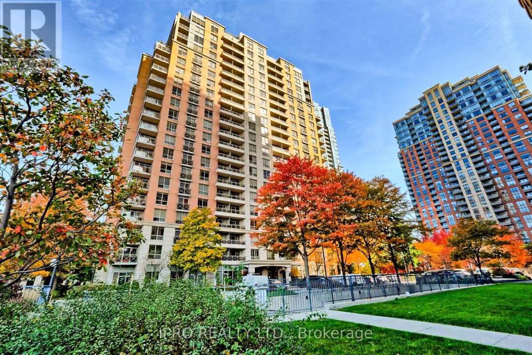 5229-5229 Dundas St W in Toronto, ON - Building Photo