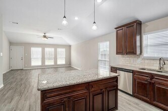 126 Jane Dr in Columbus, TX - Building Photo - Building Photo