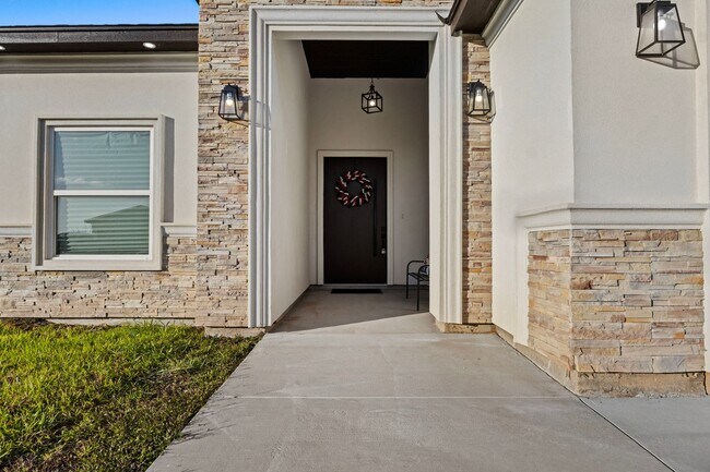 7425 Lake Havasu in Brownsville, TX - Building Photo - Building Photo