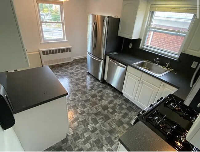15470 20th Rd, Unit 2nd Floor in Whitestone, NY - Building Photo - Building Photo